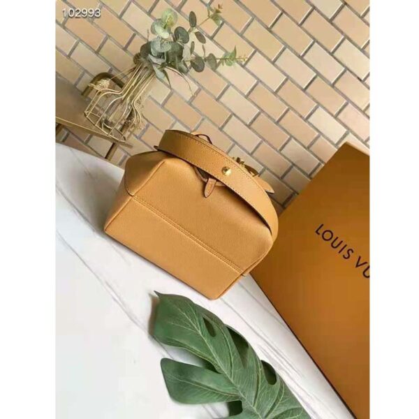 Louis Vuitton Unisex Lockme Bucket Bag Arizona Beige Grained Calf Leather - Image 5